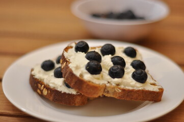 Toast with cream cheese and berries