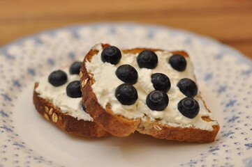 Toast with cream cheese and blueberries