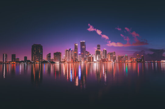 Fototapeta city skyline at night miami downtown reflections buildings colors usa florida sky cityscape 
