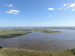 Vista aérea desde un grupo de lagunas unidas.