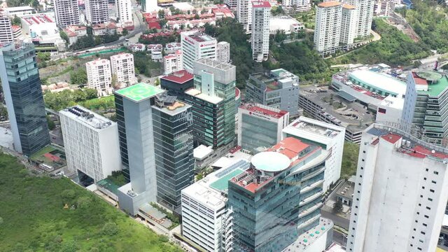 Vista a&eacute;rea sobre los edificios corporativos, de comercio y hoteles ubicados en la Av. Juan Salvador Agraz en Santa Fe, Ciudad de M&eacute;xico