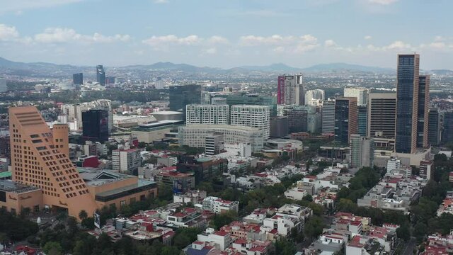 Espectacular vista a&eacute;rea del Nuevo Polanco y Carso en la alcald&iacute;a Miguel Hidalgo de la Ciudad de M&eacute;xico. El drone sobre el Parque Lincoln.