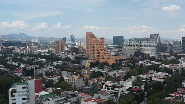Espectacular vista a&eacute;rea del skyline de Polanco y Carso en la alcald&iacute;a Miguel Hidalgo de la Ciudad de M&eacute;xico con un cielo azul como fondo.