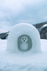 かまくらの雪だるま