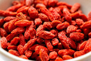 白いお皿とクローズアップしたクコの実