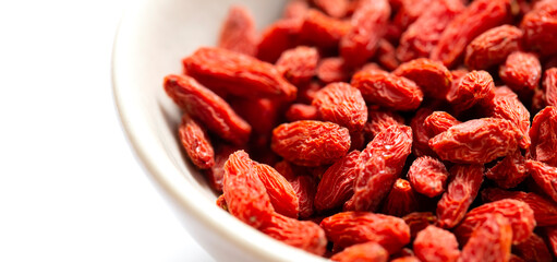 白バックと右側に白いお皿とクコの実　左側にコピースペース