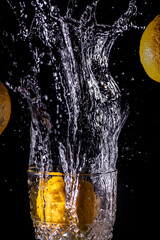 limón al agua