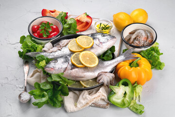 Fototapeta na wymiar Raw dorado fish with vegetables.