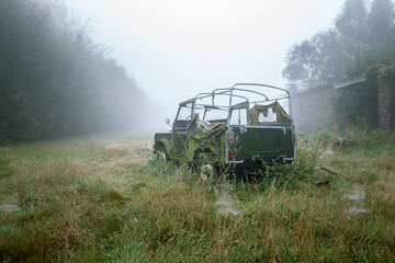 Obraz na płótnie Canvas abandoned car with fog