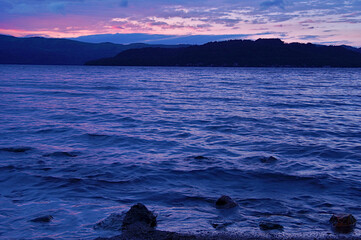 雲に覆われた黄昏の湖。屈斜路湖、北海道。