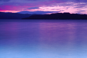 Obraz premium 雲に覆われた黄昏の湖。屈斜路湖、北海道。