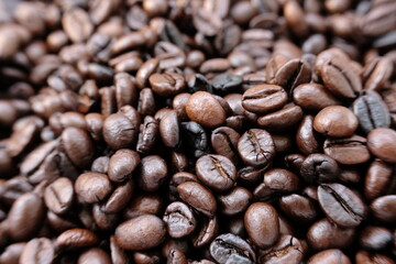 Naklejka premium Close up coffee beans background and texture 