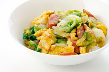 レタスとウインナーの玉子炒め丼