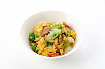 レタスとウインナーの玉子炒め丼