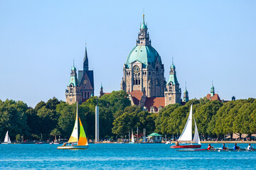 Deutschland, Niedersachsen, Landeshauptstadt Hannover, Maschseeufer. Blick über den Maschsee zum...