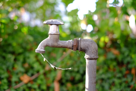 Alter Wasserhahn auf einem Friedhof