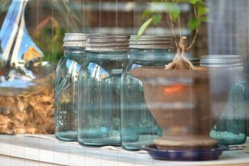 瓶が並んだ窓辺