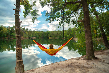 glücklich in der Hängematte