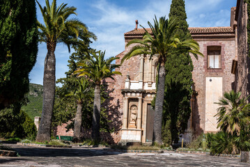 Obraz premium a large stone monastery located in the mountains between palm trees
