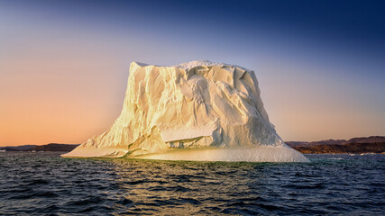 Fototapeta na wymiar floating glaciers in the rays of the setting sun at polar night