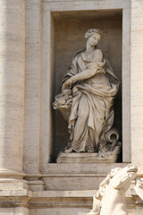 Fototapeta premium Statue links Trevi Brunnen