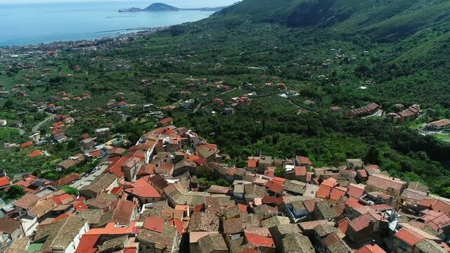 L'antico borgo di Maranola con la sua torre. Formia.