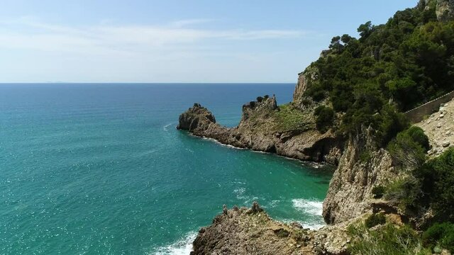 la costa a strapiombo sul mare tra Gaeta e Sperlonga