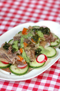 Brotzeit mit gesottenem Rinderbrustkern mit Gem&uuml;se und Radieschenbl&auml;ttersauce
