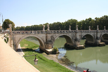 Fototapeta premium Brücke zur Engelsburg mit Ufer