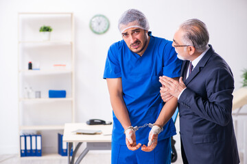 Obraz premium Male doctor in courthouse meeting with advocate