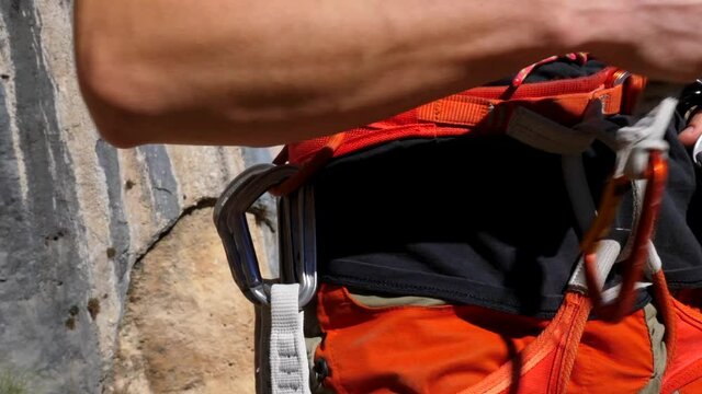 preparazione prima di una arrampicata, moschettoni