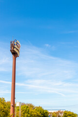 晴天の野球場の照明