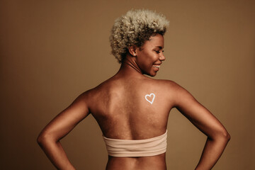 Fototapeta premium Rear view portrait of african american woman