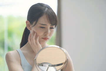 お肌で悩む女性　美容イメージ