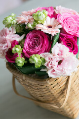 ピンクの花の花かご縦向き