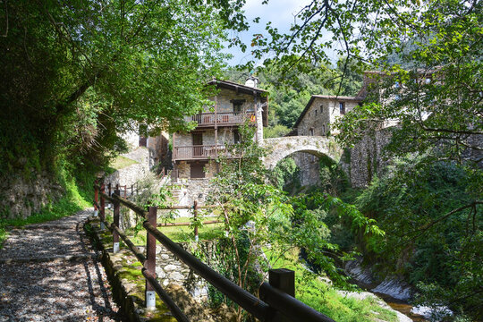 BEGET, CATALONIA, SPAIN, EUROPE, SEPTEMBER 2020. Beautiful landscape of the medieval bridge surrounded by stone houses in the picturesque town of Beget, it is an important tourist place in Catalonia.