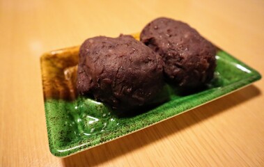 日本のスーパーのおはぎのクローズアップ