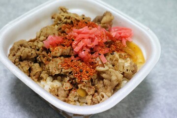 日本の牛丼並盛のクローズアップ
