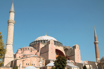 Fototapeta na wymiar Basilicata di Santa Sofia ad Istanbul da sotto