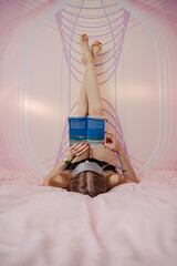 Junge Frau im Hotel beim Lesen und Entspannen. 