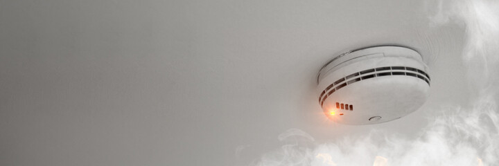 Fire protection through smoke detectors in the event of a fire alarm