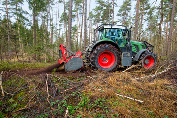Schleswig-Holstein. Mulchen in der Forstwirtschaft. Bodenvorbereitung beim Waldumbau