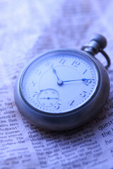 懐中時計と新聞
