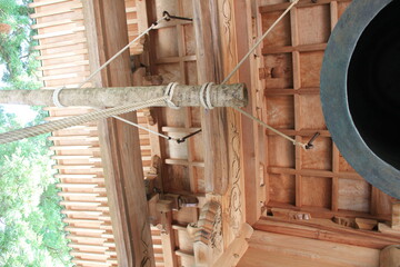 下から撮影した梵鐘(和鐘)と撞木