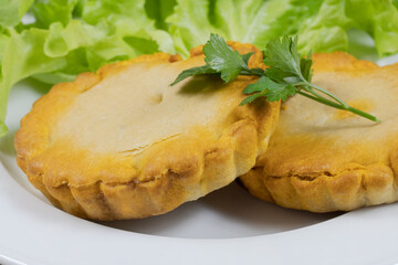 tielle sétoise et salade dans une assiette