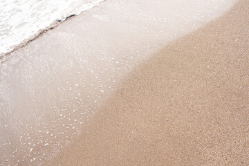 波が引き際の砂浜