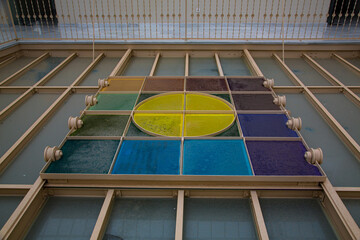 Claraboya de colores sobre techo de recepción de oficina