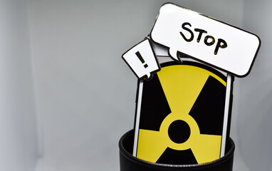 Obraz premium atomic energy sign in the garbage can