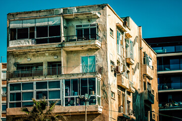 Fototapeta na wymiar View of the facade of a modern building in the streets of Tel Aviv in Israel