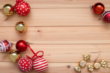 Christmas card. Red Christmas balloons are scattered on a dark brown wooden background. Flat bed, top view, copy space. Christmas frame, new year banner layout